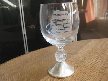 Glas met gegraveerd zeilschip.op zilveren voet  beschikbaar voor biedingen