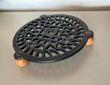 Gietijzeren onderzetter 13cm met 3 houten pootjes beschikbaar voor biedingen