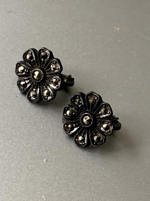 Antieke zilveren oorclips ca. 1930, bloem met markesietjes, Sieraden, Tassen en Uiterlijk, Antieke sieraden, Oorbellen, Zilver