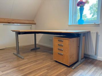 Bureau met ladenblok beschikbaar voor biedingen