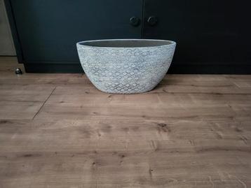 Twee grote ovalen bloempotten niet gebruikt beschikbaar voor biedingen