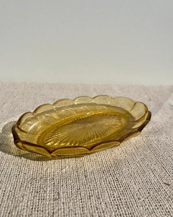 Vintage belgisch schaaltje van geel persglas beschikbaar voor biedingen