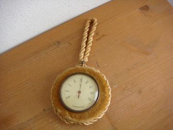 Thermometer in geel fluweel beschikbaar voor biedingen