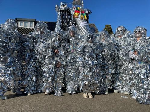 carnaval loopgroep pakken zilver te koop 22 stuks, Kleding | Dames, Carnavalskleding en Feestkleding, Gedragen, Kleding, Carnaval