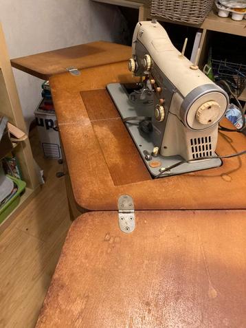 Necchi oude tafel naaimachine beschikbaar voor biedingen