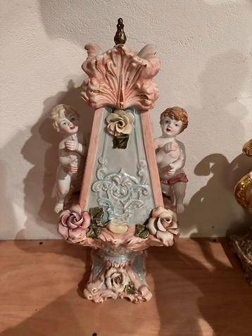 Capodimonte Beeld met Engeltjes beschikbaar voor biedingen