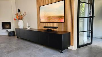 Mooi lang tv meubel zwart mat met mooie houtnerf beschikbaar voor biedingen