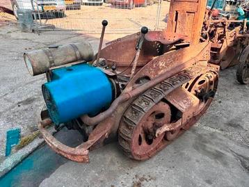 Antieke ploeg rubs traktor ransomes ziet foto  beschikbaar voor biedingen