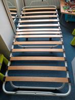 Metalen inklapbed met lattenbodem op wieltjes, Huis en Inrichting, Ophalen, Eenpersoons, Wit, Zo goed als nieuw