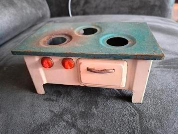 Vintage blikken poppenfornuis beschikbaar voor biedingen