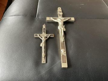 2x crucifix met doodshoofd beschikbaar voor biedingen