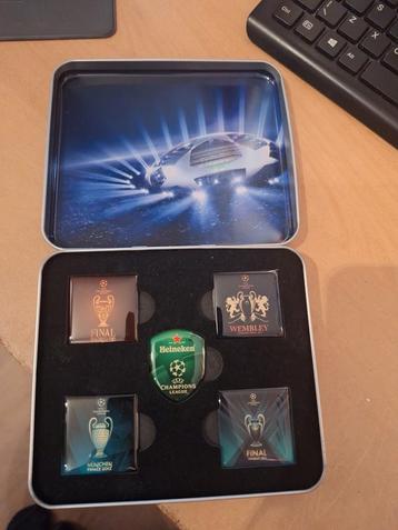 Box met 5 Champions League pins 2010-2013 Heineken beschikbaar voor biedingen