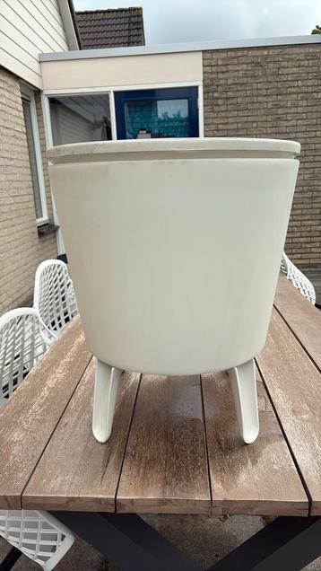 Cool bartafel met koeler beschikbaar voor biedingen