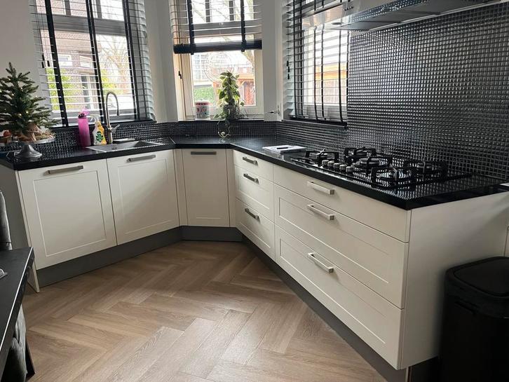 Complete keuken met inbouwapparatuur, Huis en Inrichting, Keuken | Complete keukens, Gebruikt, Hoekkeuken, Wit, Kunststof, Greeploos