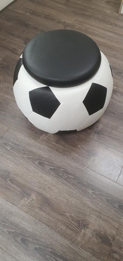 Voetbal poef met leren zitting, Ophalen, Minder dan 50 cm, Gebruikt, Rond