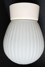 VINTAGE PLAFONDLAMP - mat wit geribbeld melkglas jaren 70, Ophalen of Verzenden, Gebruikt, Glas, Vintage - retro - seventies  - design