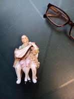 klein poppetjes beeldje porselein met gehaakt ruches, Ophalen of Verzenden