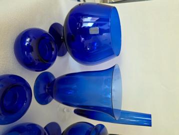 Blauw glas beschikbaar voor biedingen