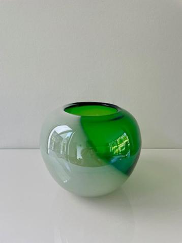 Handgemaakte mondgeblazen vaas in groen en wit glas beschikbaar voor biedingen