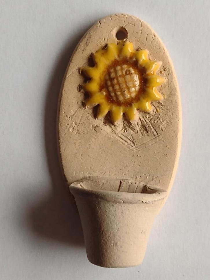 beige muur bloempot met decoratie zonnebloem - Fennicole, Verzamelen, Poppenhuizen en Toebehoren, Nieuw, Gebruiksvoorwerp, Ophalen