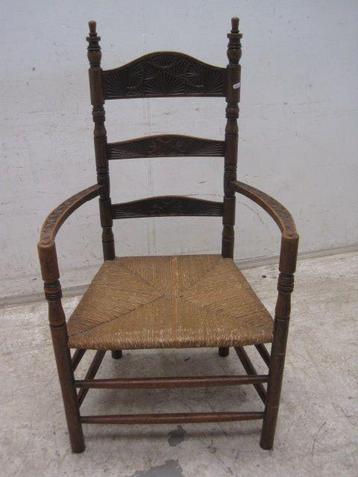 Antieke eiken boeren stoel met biezen zitting beschikbaar voor biedingen