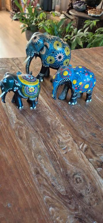 3 houten beeldjes Olifanten beschilderd beschikbaar voor biedingen