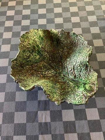 Keramiek schaal in de vorm van een koolblad beschikbaar voor biedingen