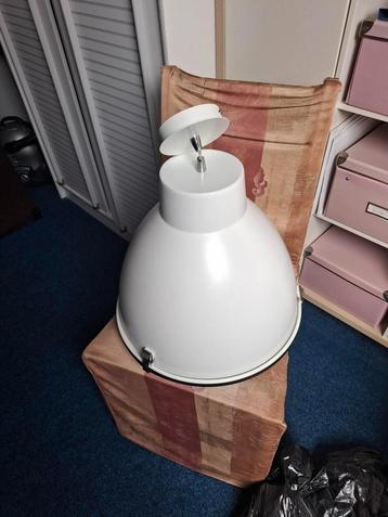 Witte industrieel ogende hanglamp beschikbaar voor biedingen