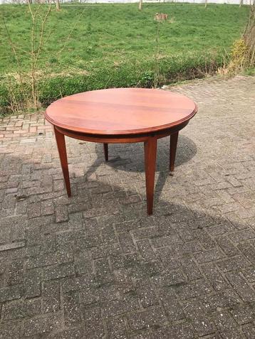 Kersenhouten tafel rond en ovaal plus stoelen beschikbaar voor biedingen