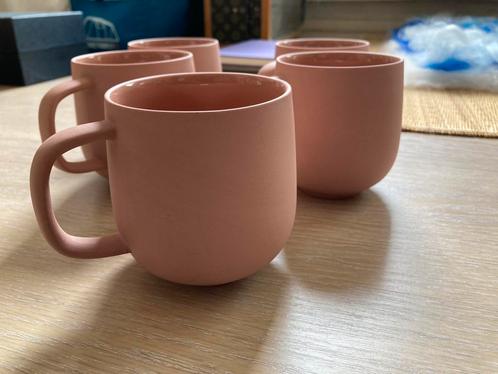 Kwantum Mokken roze en taupe, Huis en Inrichting, Keuken | Servies, Zo goed als nieuw, Kop(pen) en/of Schotel(s), Overige stijlen