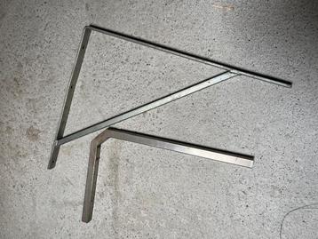 TWEE GROTE HOEKSTEUNEN beschikbaar voor biedingen