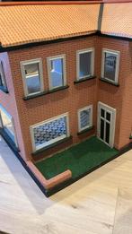 poppenhuis met inboedel serie “na vijven” jaren 50, Verzamelen, Poppenhuizen en Toebehoren, Ophalen, Zo goed als nieuw, Poppenhuis