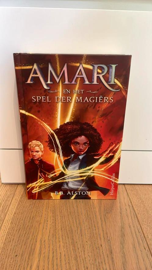 B.B. Alston - Amari en het Spel der Magiërs, Boeken, Kinderboeken | Jeugd | onder 10 jaar, Zo goed als nieuw, Ophalen of Verzenden