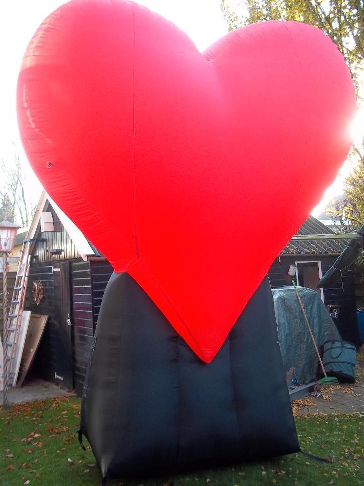 mooi groot opblaasbaar hart 4 m hoog evt met gratis spandoek, Hobby en Vrije tijd, Feestartikelen | Verhuur, Zo goed als nieuw
