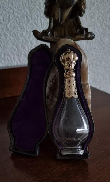 Parfumflesje met gouden monturen in foudraal beschikbaar voor biedingen
