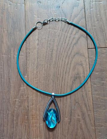 Nieuw blauw ketting. beschikbaar voor biedingen