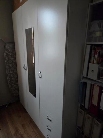 Witte kast met spiegel (150x52x200cm) beschikbaar voor biedingen