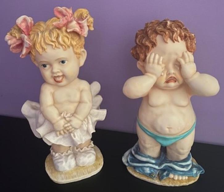 Zeldzaam kunststof meisje & huilend jongetje - 38/40cm, Verzamelen, Beelden en Beeldjes, Nieuw, Mens, Ophalen of Verzenden