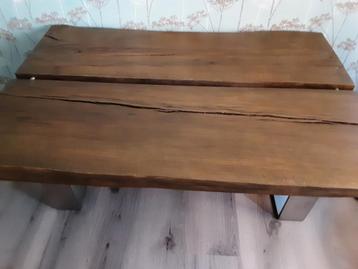 Massief houten salontafel met metalen frame.  beschikbaar voor biedingen