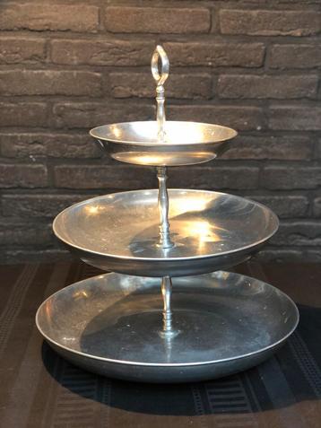 Mooie grote en hoge aluminium etagère  beschikbaar voor biedingen