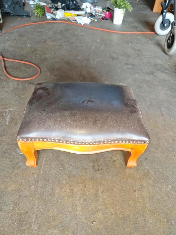 Vintage Houten Voetenbankje met Leren Bekleding, Huis en Inrichting, Banken | Voetenbanken en Poefen, Gebruikt, Minder dan 50 cm