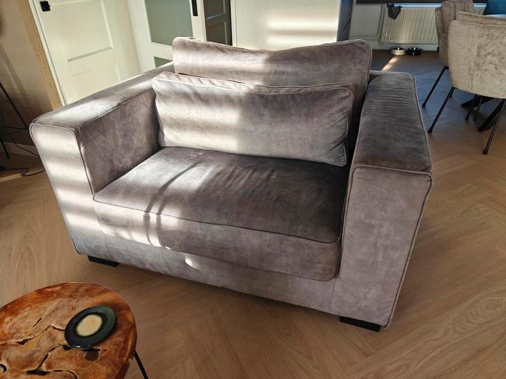 Lichtgrijze Velvet Loveseat - Stijlvol & Comfortabel, Huis en Inrichting, Fauteuils, Zo goed als nieuw, Stof, 75 tot 100 cm, 75 tot 100 cm