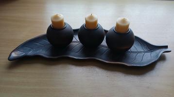 Houten blad met kandelaars  beschikbaar voor biedingen