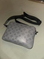 Louis Vuitton duo messenger grijs, Sieraden, Tassen en Uiterlijk, Tassen | Schoudertassen, Ophalen, Zo goed als nieuw, Grijs