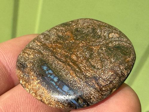 Boulder Opaal uit Australië handsteen palmsteen mineralen, Verzamelen, Mineralen en Fossielen, Mineraal, Ophalen of Verzenden