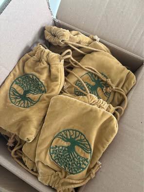fluwelen buideltjes / velvet pouches beschikbaar voor biedingen