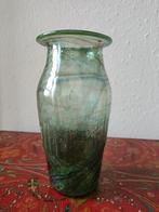 Oud, met de mond geblazen glazen vaasje met mooie kleuren, Verzenden