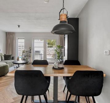 Houten Eettafel met Zwarte Stoelen beschikbaar voor biedingen