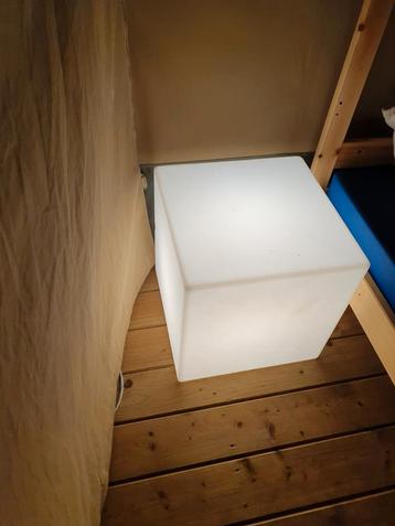 Lichtkubus beschikbaar voor biedingen