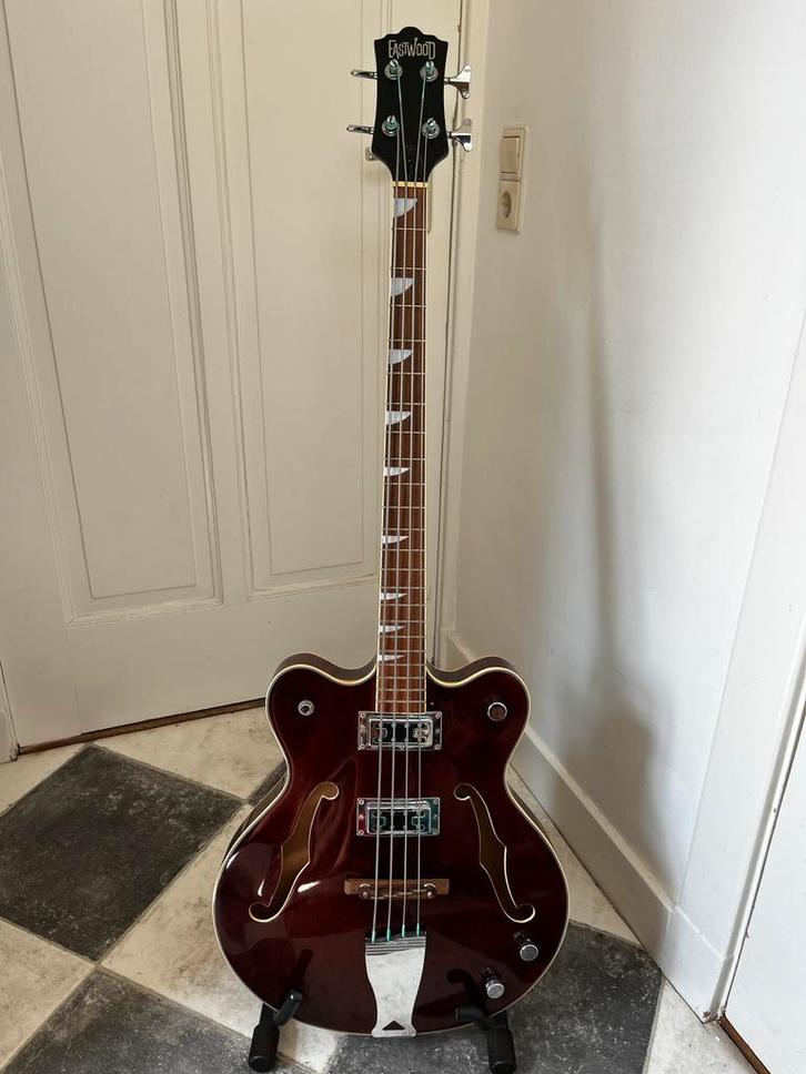 Eastwood classic 4 basgitaar, semi hollow body, walnut 545,-, Muziek en Instrumenten, Snaarinstrumenten | Gitaren | Bas, Zo goed als nieuw